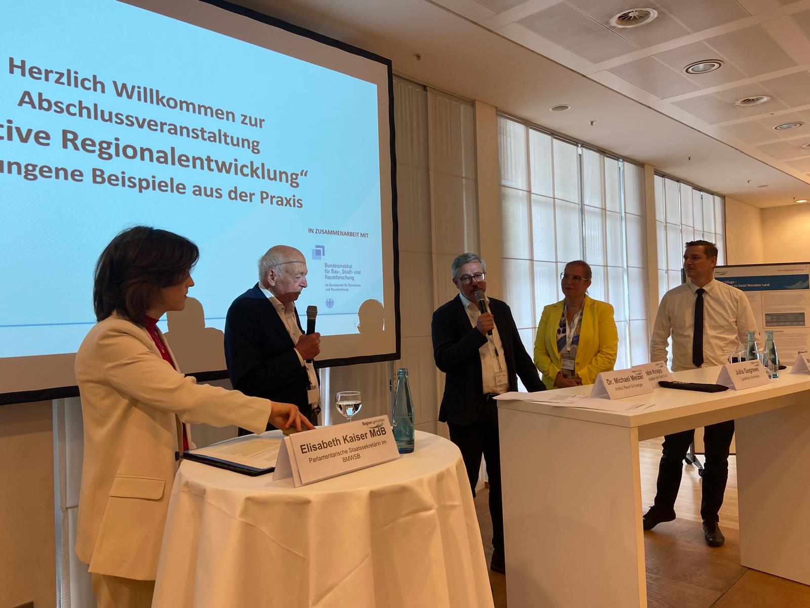 Unter Teilnahme von Frau Elisabeth Kaiser, Parlamentarische Staatssekretärin im BMWSB, tauschen sich die KAG und weitere regionale Akteure über die Herausforderungen und Erfahrungen bei der Transformation in ihren Regionen aus.