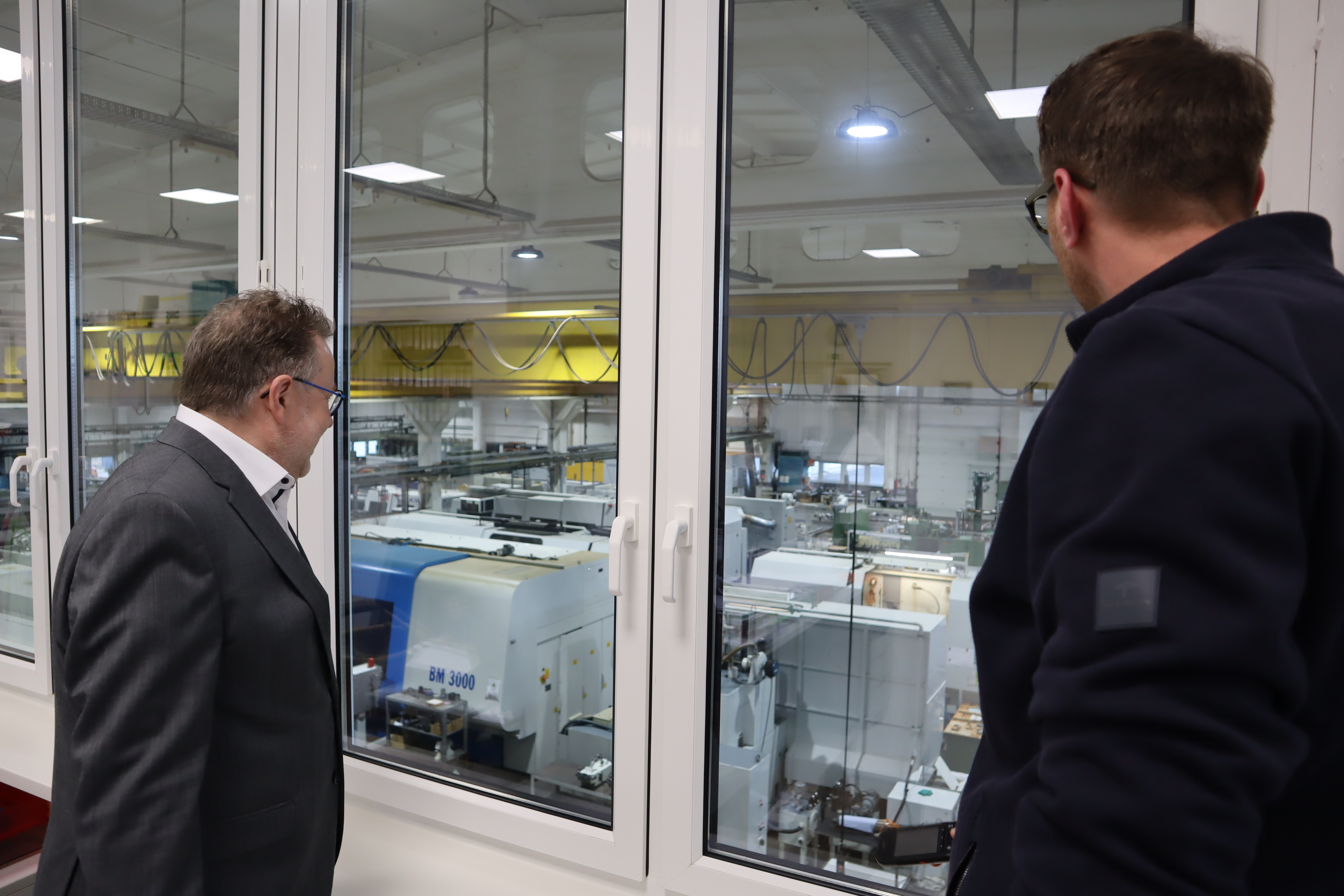 Rundgang: Der Blick auf die Produktionshalle der SWZ GmbH Zella-Mehlis.