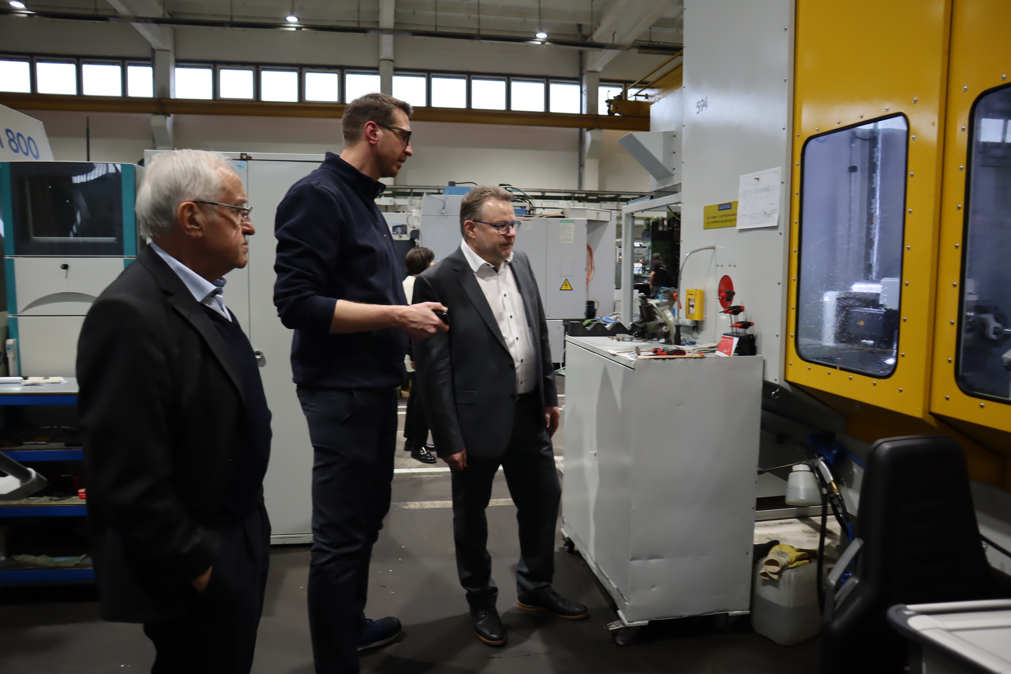 Firmenbesuch bei Spezialwerkzeuge Zella-Mehlis: Unternehmer Werner Klink, Standortleiter Michael Hoffmann und Bürgermeister Torsten Widder.