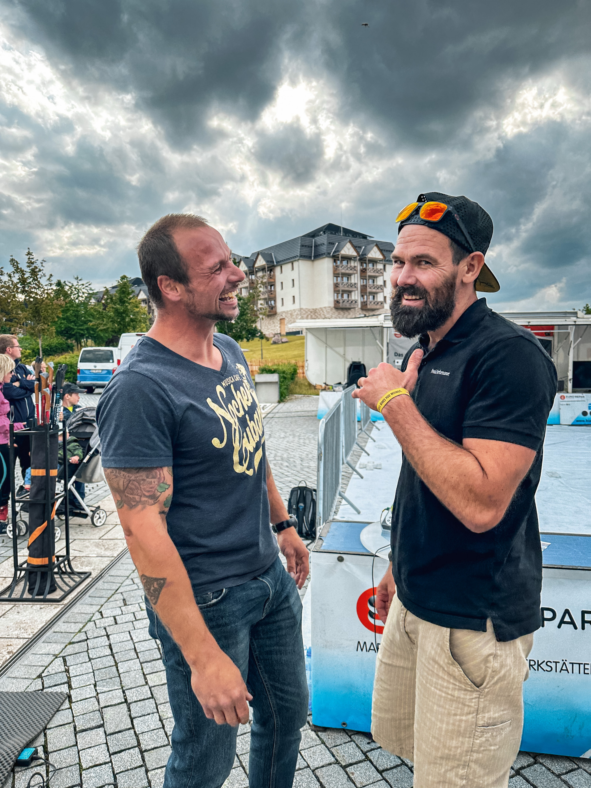 Biathlon-Olympiasieger Michael Rösch im Gespräch mit einem Teilnehmer während der Citybiathlonetappe in Oberhof 2023.